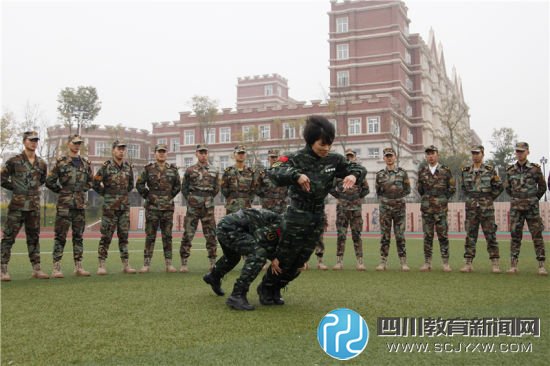 女特警退伍后高校當(dāng)教師  一招拿下“準(zhǔn)空保”