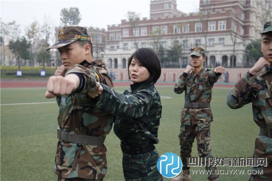 女特警退伍后高校當(dāng)教師  一招拿下“準(zhǔn)空保”