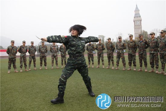 女特警退伍后高校當(dāng)教師  一招拿下“準(zhǔn)空保”