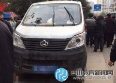 媽媽沒(méi)拔車鑰匙 3歲女孩駕車撞傷7旬太婆