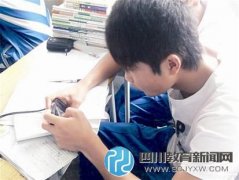 學(xué)生上課玩手機 老師沒收后砸爛